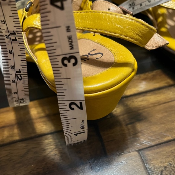 Sofft Shoes Sofft Womens Yellow Leather Ankle Strap Sandals Size 8w